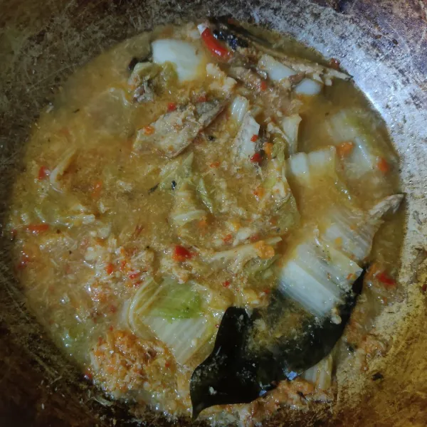Masak hingga bumbu meresap, matikan api.