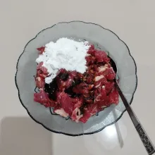 Lalu masukkan daging sapi ke dalam mangkuk. Tambahkan tepung maizena, saus tiram dan kecap manis. Aduk rata dan sisihkan.