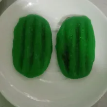 Setelah matang, angkat dan sajikan di atas piring saji.