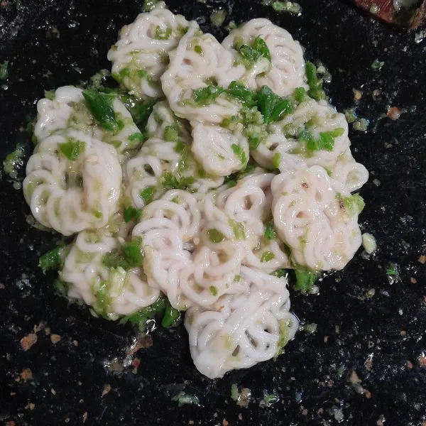 Masukkan kerupuk, aduk rata.