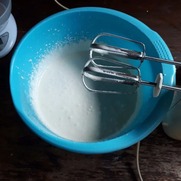 Mixer gula pasir, telur dan SP selama 1 menit.