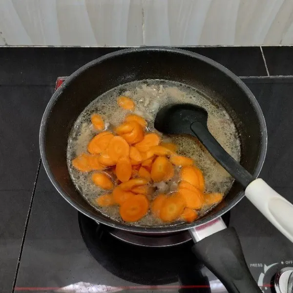 Lalu masukkan wortel, aduk rata, masak hingga wortel setengah layu.
