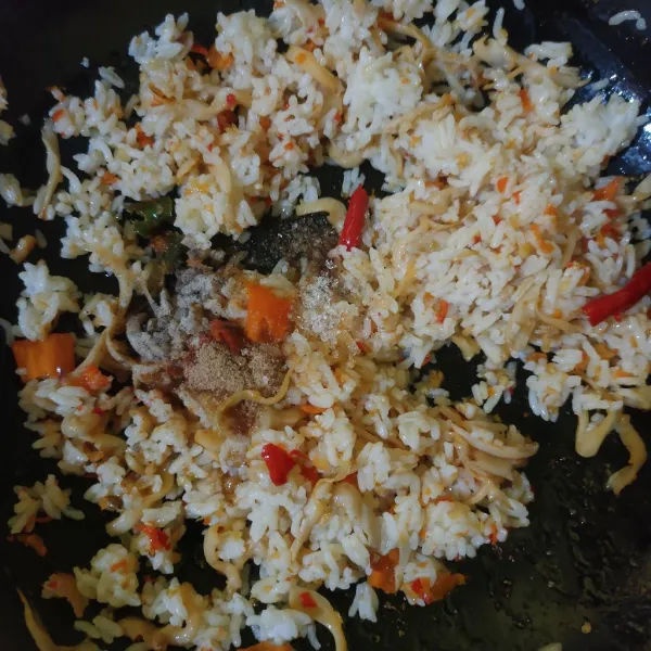 Masukkan kaldu bubuk, lada bubuk dan gula pasir, aduk rata, tes rasa.