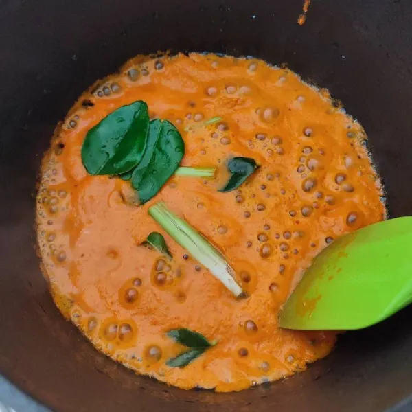 Tumis bumbu halus bersama serai dan daun jeruk hingga bumbu matang dan tanak.