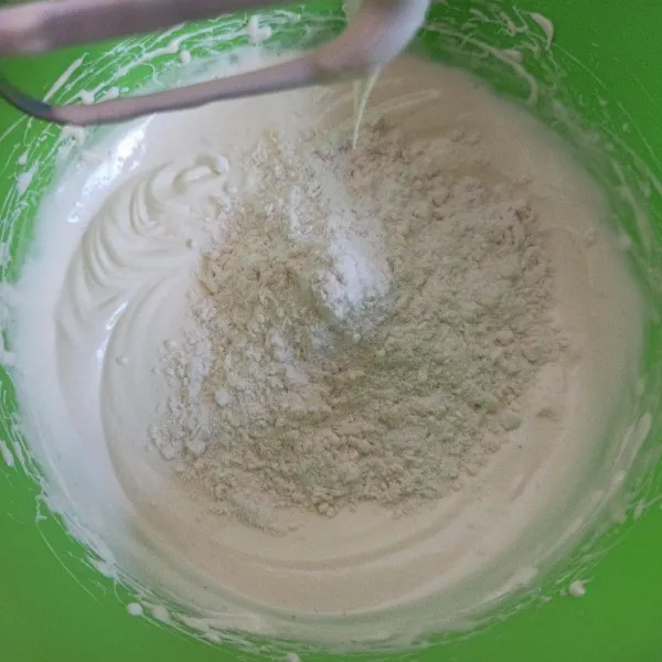 Selanjutnya masukkan tepung terigu dan vanilli, mixer dengan kecepatan rendah asal rata.