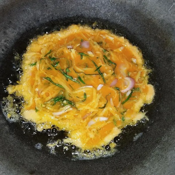 Panaskan minyak, kemudian tuang adonan telur, masak hingga matang.