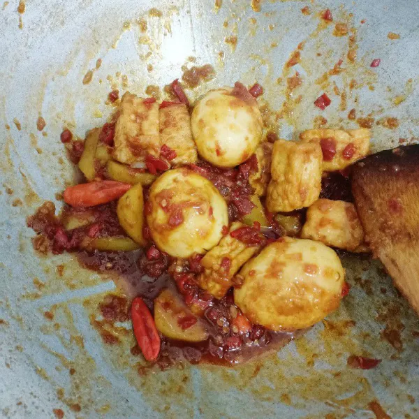 Aduk hingga bumbu meresap dan air menyusut. Setelah matang merata, angkat dan sajikan.