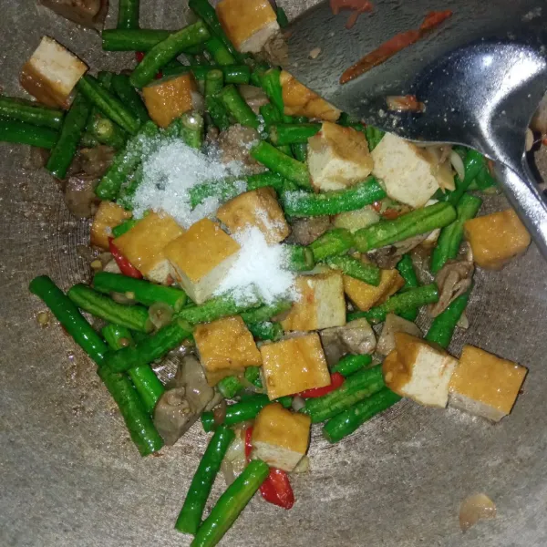 Lalu beri garam, kaldu bubuk dan gula pasir kemudian ratakan.