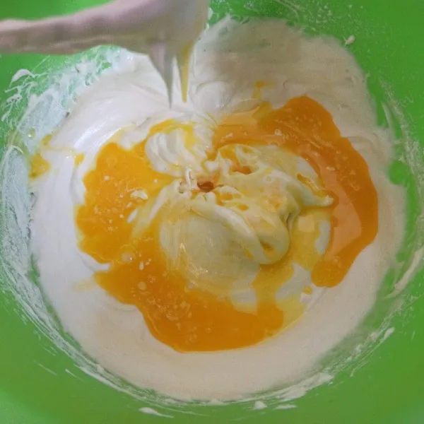 Selanjutnya masukkan margarin cair kemudian mixer sebentar asal rata.