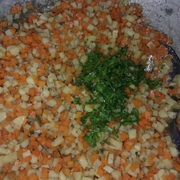 Masukkan seledri, masak hingga seledri layu, tes rasa dan matikan api. Tunggu dingin dan siap digunakan.