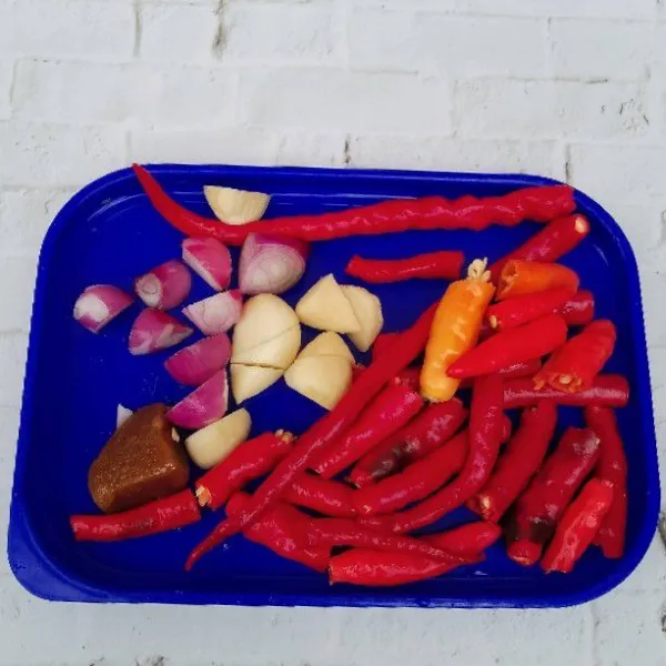 Potong-potong cabai dan iris bawang.