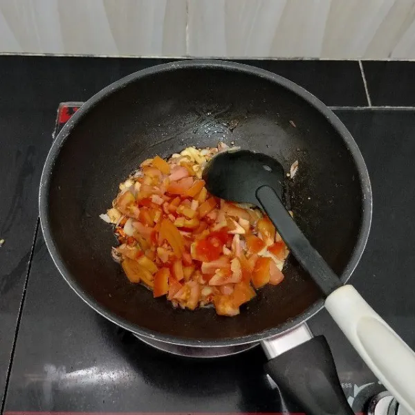 Lalu masukkan tomat merah kemudian tumis hingga layu.