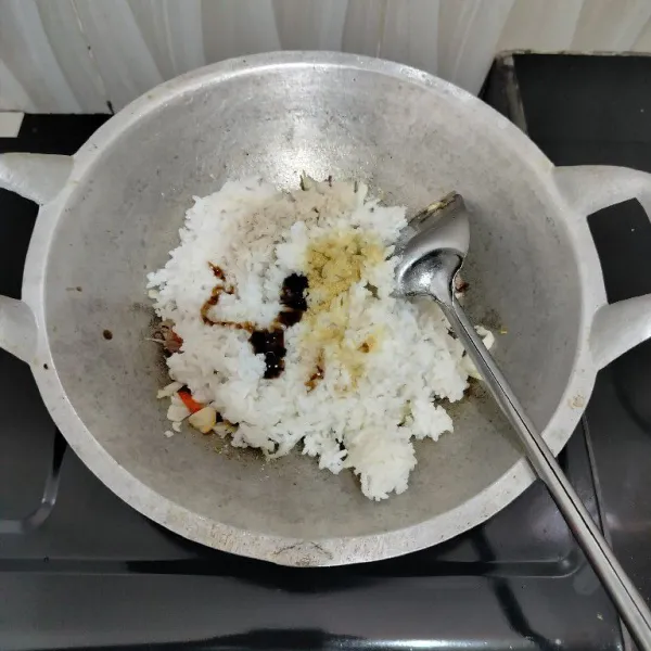Setelah itu masukkan nasi putih, merica bubuk, kaldu bubuk, saus tiram dan garam lalu aduk rata.