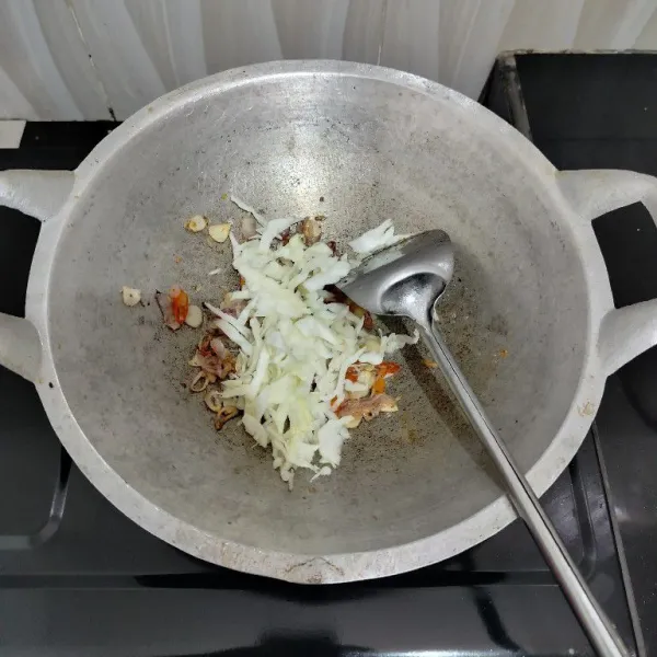 Kemudian masukkan kubis, aduk rata.