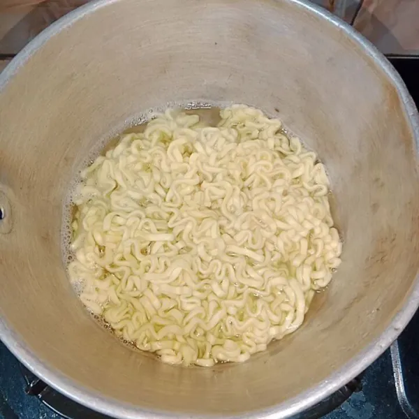 Rebus mie sampai empuk, tiriskan.