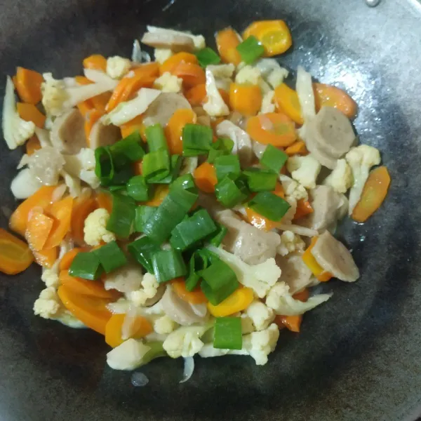 Saat akan diangkat, masukkan potongan daun bawang, aduk rata dan masak sebentar.