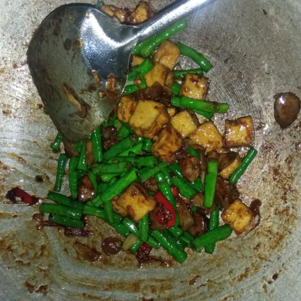 Kemudian masukkan kecap manis dan aduk rata sampai semua bumbu meresap. Koreksi rasa lalu angkat dan sajikan selagi hangat.