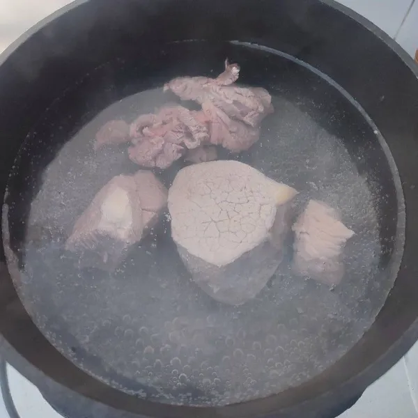 Didihkan air lalu masukkan daging kemudian rebus hingga empuk lalu potong dadu.