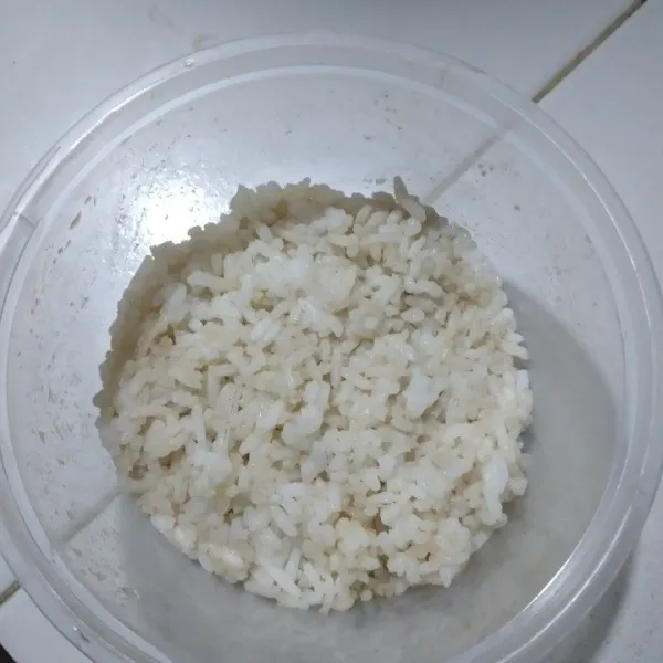 Padatkan nasi di dalam mangkuk yang sudah dioles air sebelumnya.