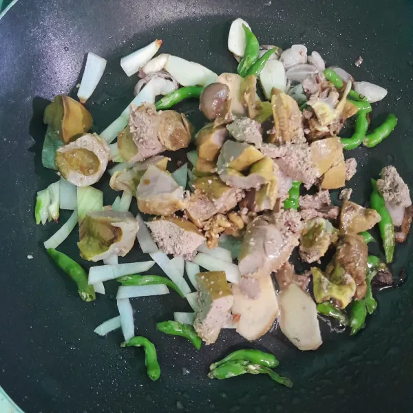 Tambahkan ati ayam, masak sebentar.