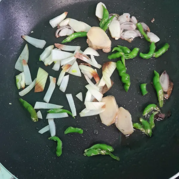 Tumis bawang merah, bawang bombay, cabe hijau dan jahe sampai harum.
