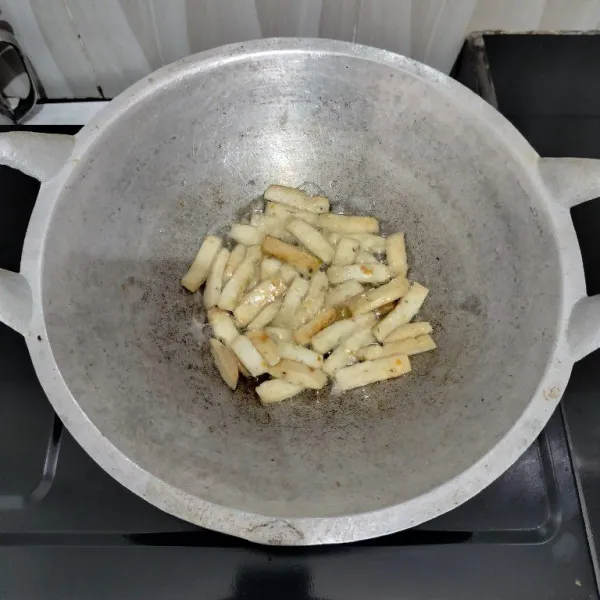 Panaskan minyak, goreng bakso scalop hingga matang, angkat dan tiriskan lalu sisihkan.