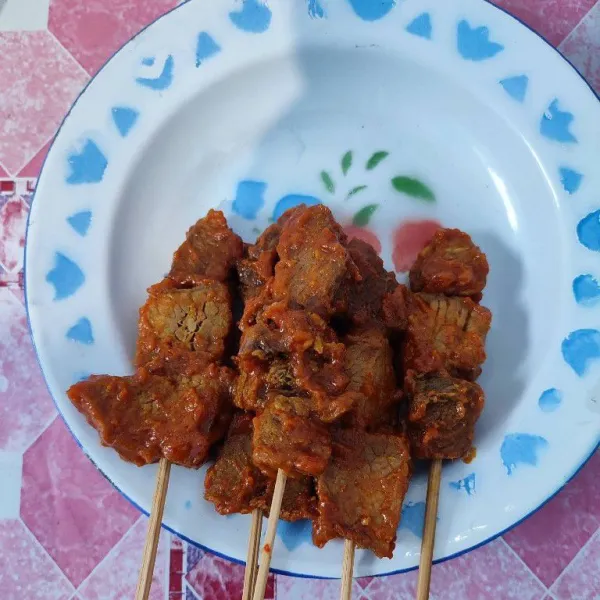 Setelah dingin, tusuk daging dengan tusukan sate.