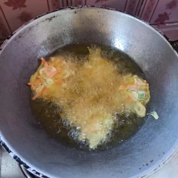 Panaskan minyak goreng secukupnya kemudian masukkan satu sendok makan adonan ote-ote, goreng hingga matang.
