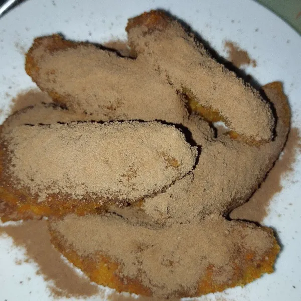 Taburi bubuk cokelat dan choco chip, sajikan selagi hangat.