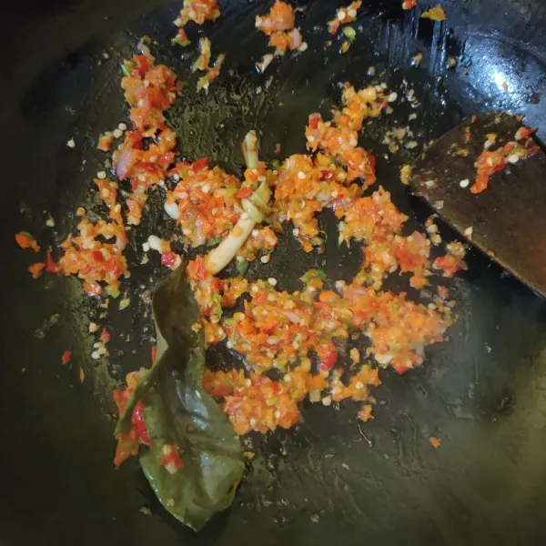 Tumis bumbu halus, daun salam dan serai hingga harum dan matang.