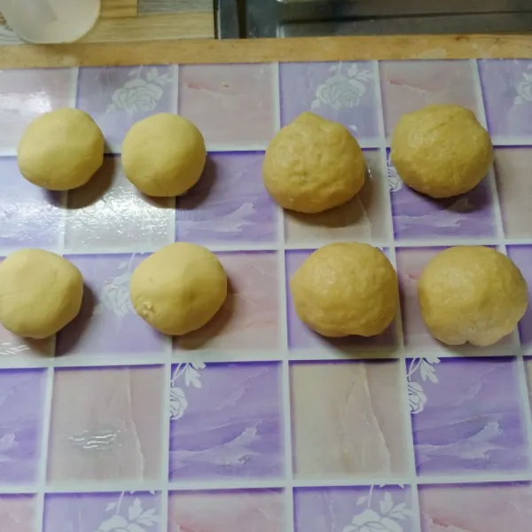 Membuat kulit A: panaskan minyak dan margarin sampai margarin cair. Tuang tepung terigu dalam wadah lalu tambahkan garam. Buat lubang ditengahnya lalu tuang campuran minyak. Aduk rata lalu tambahkan air. Uleni sampai Kalis. Bagi adonan menjadi 4 bagian, lalu bulatkan. Sisihkan sebentar. Membuat kulit B : campur tepung beras dengan margarin dalam wadah. Uleni sampai tercampur rata. Lalu bagi menjadi 4 bagian, bulatkan.