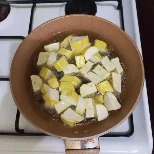 Goreng potongan tahu hingga matang, tiriskan.