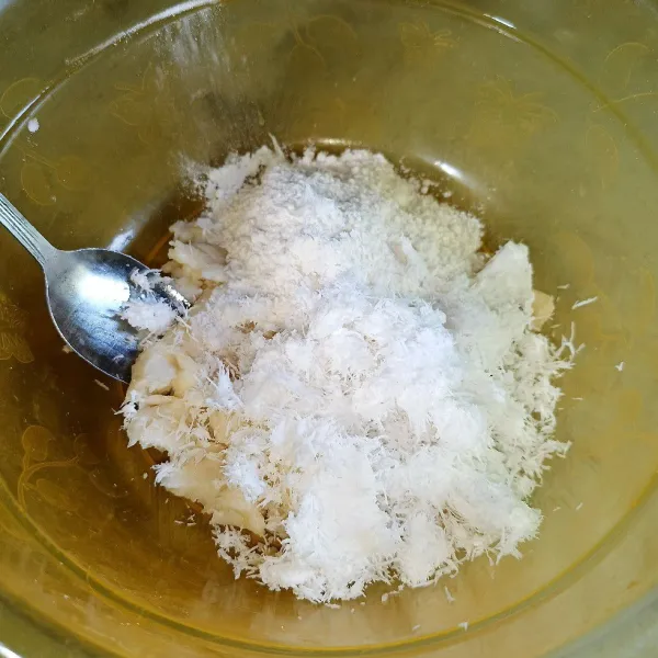 Kemudian tambahkan tepung terigu, kelapa parut, gula pasir dan garam.