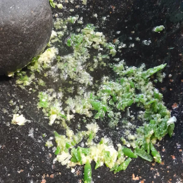 Masukkan ke dalam cobek, cabe, minyak sayur panas.