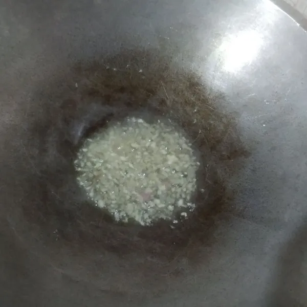 Tumis bumbu halus sampai matang dan harum.