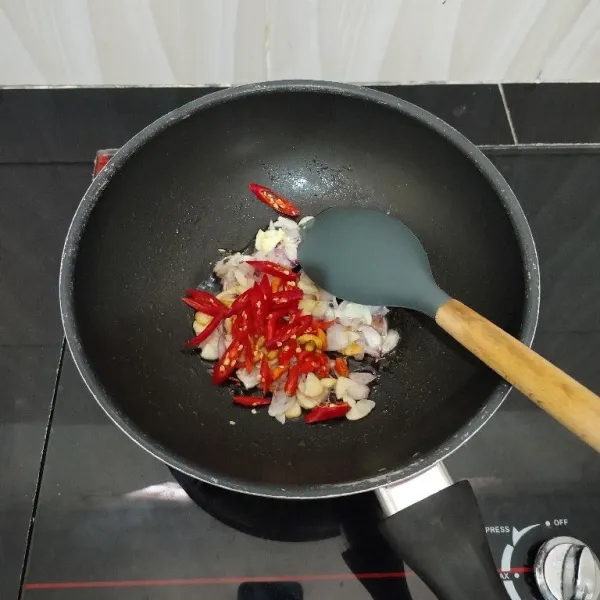 Lalu masukkan cabai besar dan cabai rawit, tumis hingga layu.