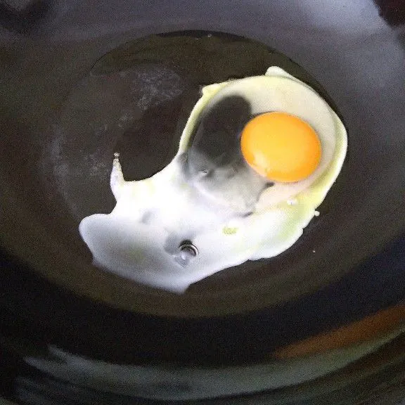 Orak-arik telur ayam setelah itu sisihkan di tepi wajan.