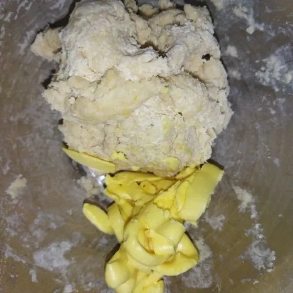 Campur tepung terigu, garam, kuning telur dan susu cair, uleni hingga tercampur rata, tambahkan margarin, uleni.