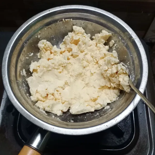 Lelehkan coklat putih dengan cara di tim.