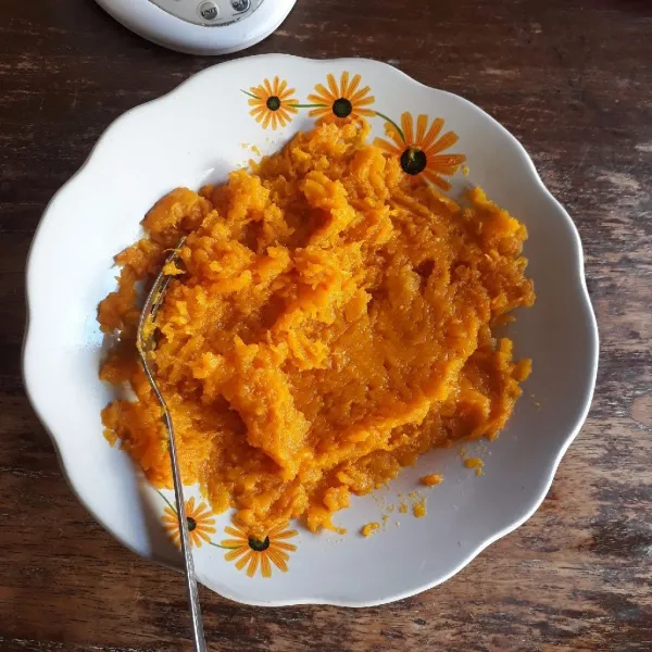 Haluskan labu kuning.