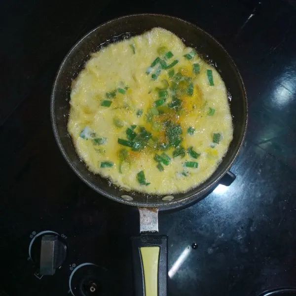 Goreng telur dengan daun bawang, merica dan garam hingga matang lalu sandingkan dengan nasi liwet.