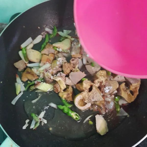 Tambahkan air, garam dan kaldu bubuk.