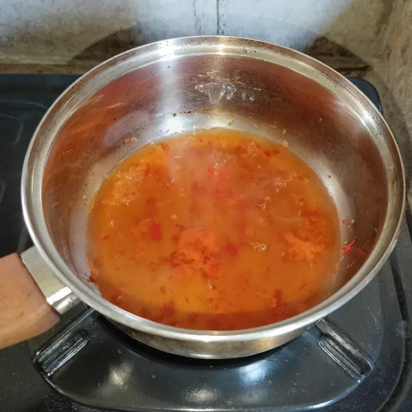 Campur air dan bumbu halus, lalu masak sampai mendidih dan koreksi rasanya, matikan kompor dan biarkan sampai hangat.