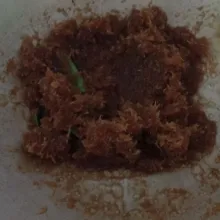 Buat unti : didihkan air, masukkan gula merah dan garam, setelah gula merah meleleh masukkan kelapa parut, aduk hingga tercampur dan masak hingga kering airnya, sisihkan.