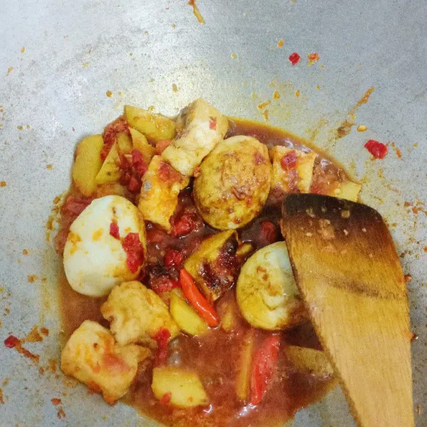 Tambahkan garam, penyedap rasa, merica, gula pasir, kecap manis dan air.