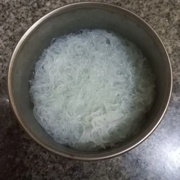 Rebus soun hingga lunak, tiriskan.
