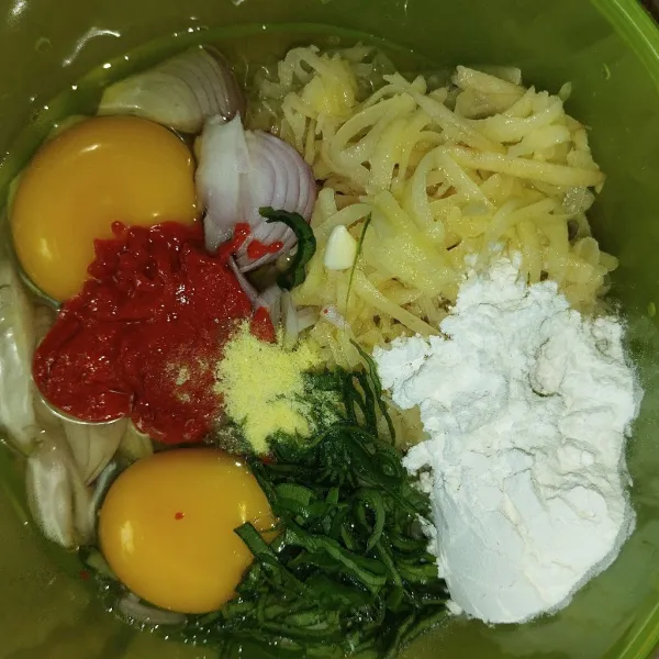 Tambahkan cabe merah giling, tepung beras, kaldu bubuk dan lada bubuk.