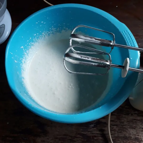 Mixer dengan kecepatan tinggi gula pasir, telur, garam dan SP selama 1 menit.