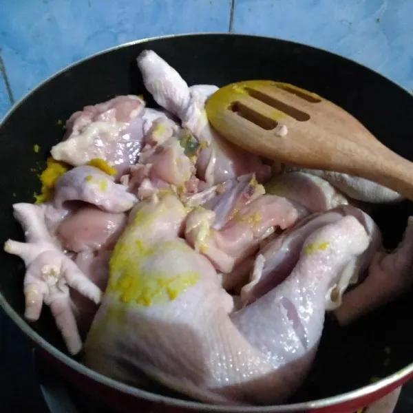 Masukkan ayam, aduk sampai berubah warna.