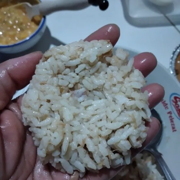Buat kepalan nasi tuna lalu pipihkan, jangan lupa oleskan tangan dengan sedikit minyak supaya tidak lengket dengan nasi.